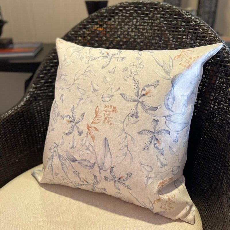 cojín beige con azul